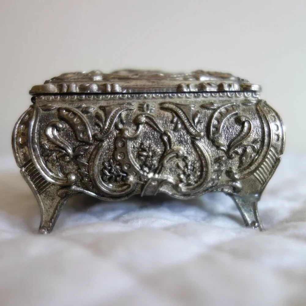Vtg Silver Plated Man Woman Hunting Trinket Box w/ Red Velvet Lining – Japan